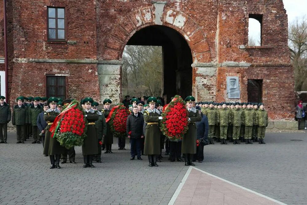 Брест в мае. Мемориальный комплекс брестская крепость-герой. пограничники брестская крепость 1941. пограничники брестской крепости. брестская крепость 9 мая.