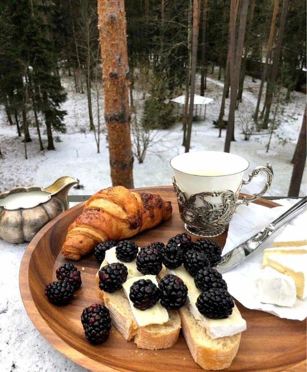 Завтрак зимой фото. Зимний завтрак. Вкусный зимний завтрак. Завтрак на снегу. Вкусный завтрак зимой.