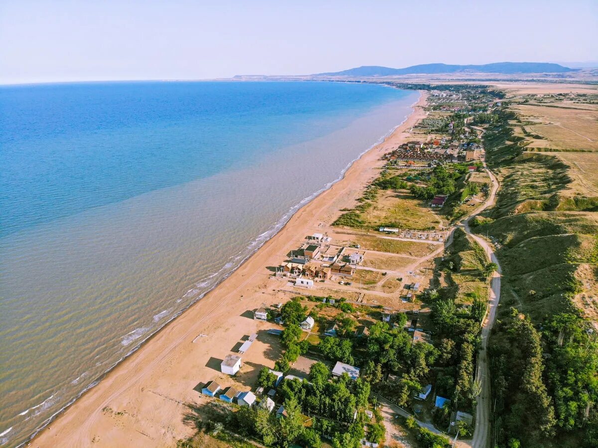 Береговая линия каспийского. Каспийское море Дагестан Избербаш. Каспий санаторий Избербаш Дагестан пляж. Махачкала Дагестан море Избербаш. Каспийское море Избербаш Дербент.