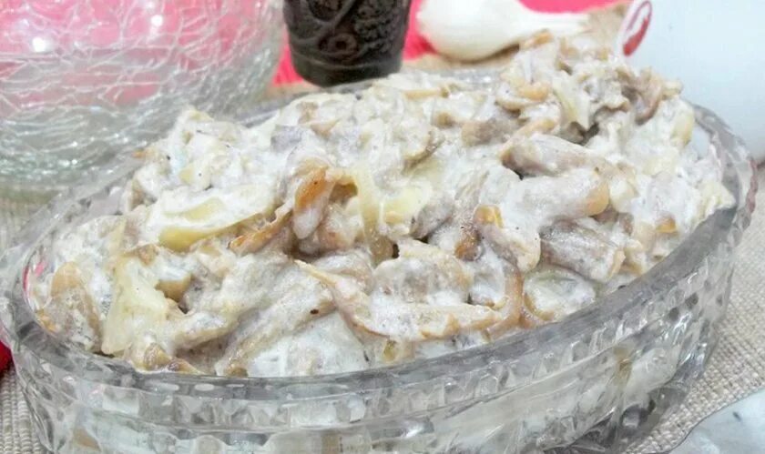 Грузди со сметаной и с луком. Жареные грузди со сметаной. Жареные грузди со сметаной. Грузди со сметаной и с луком. Зеленый груздь.