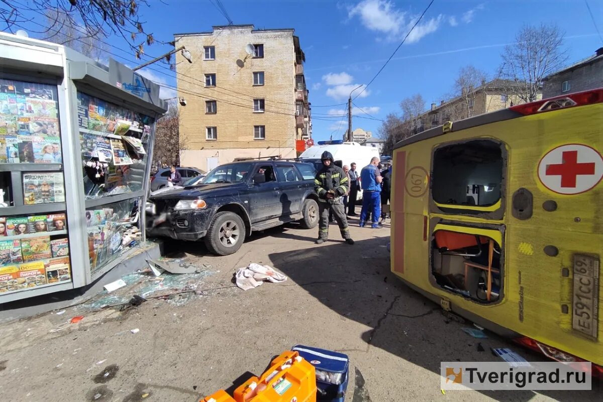 После 14 апреля. Авария на Волоколамском проспекте Тверь. ДТП со скорой в Твери 14 апреля.