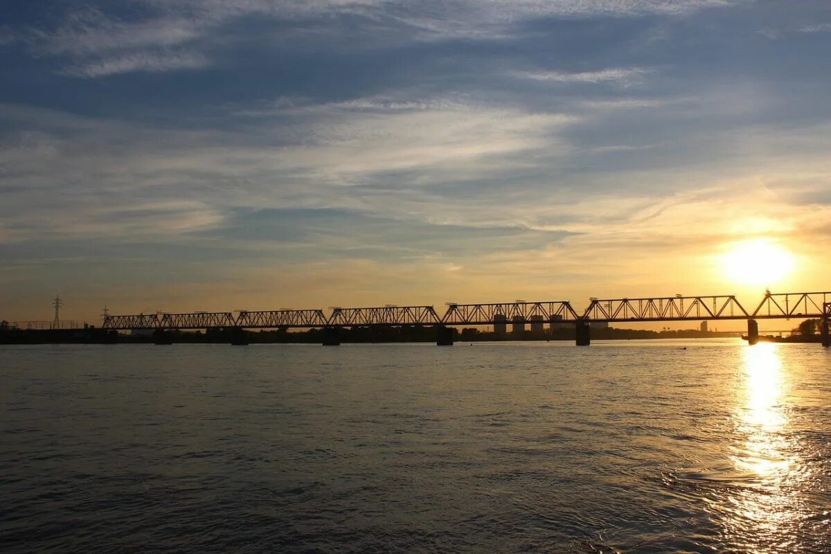 Мост обь новосибирск. Река обь барнаул. Обь река, ob river. Набережная реки обь новосибирск. Новосибирск река мосты.
