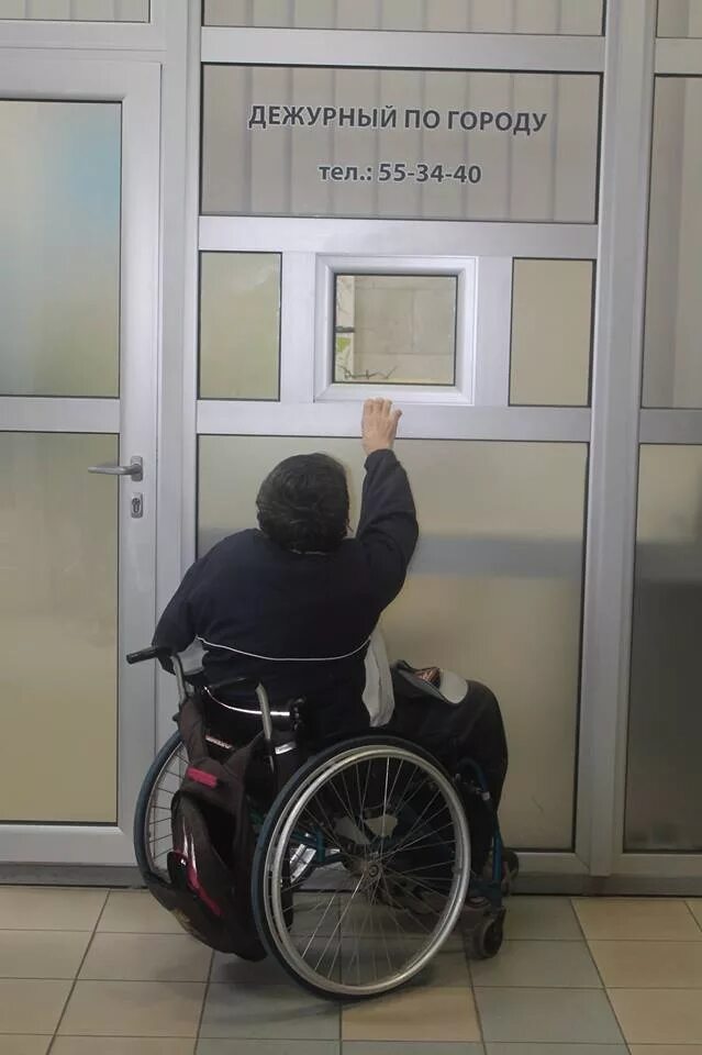 Двери для инвалидов. Широкие двери для инвалидов. Двери для колясочников. Приспособления для инвалидов в городе. Сайт для инвалидов дверь