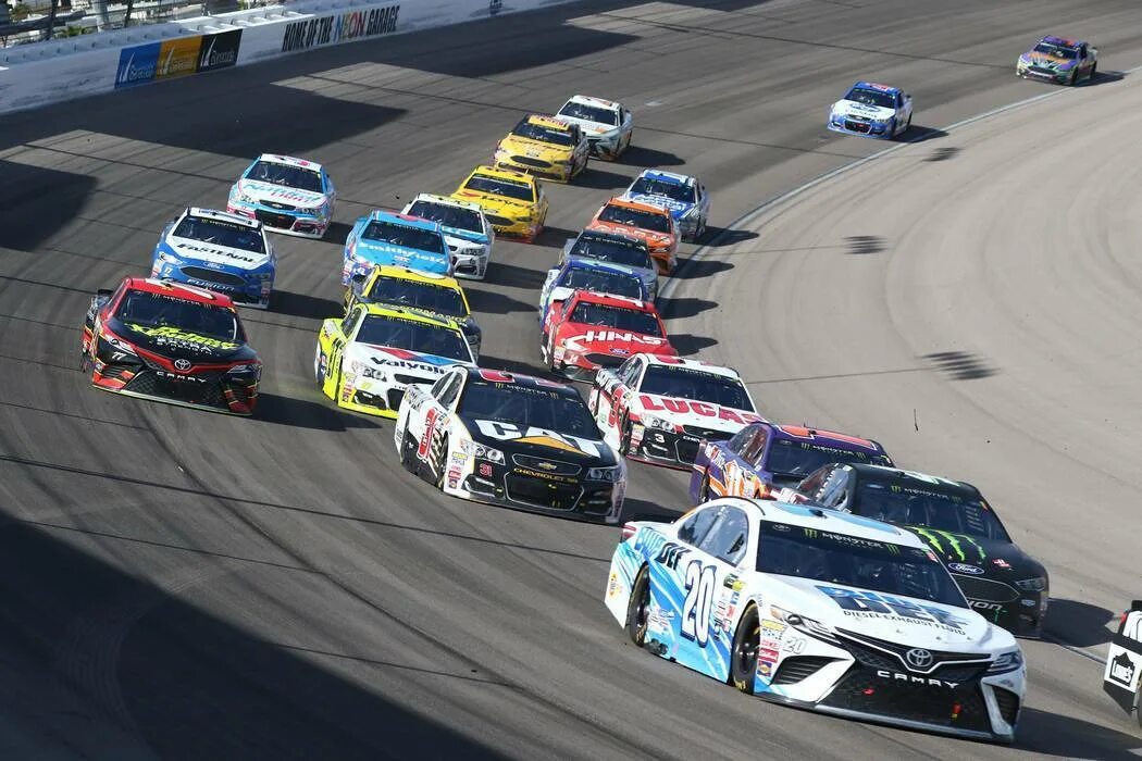 Автоспорт nascar. Гонки на машинах. Российские кольцевые гонки. Гоночные машины на старте. Classic touring cup.