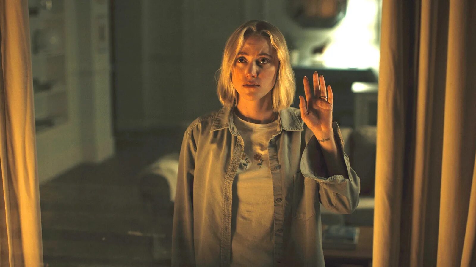 Наблюдающий 2019. Наблюдающий  watcher (2025). наблюдатель фильм 2025. watcher майка монро. watcher 2025 chloe.