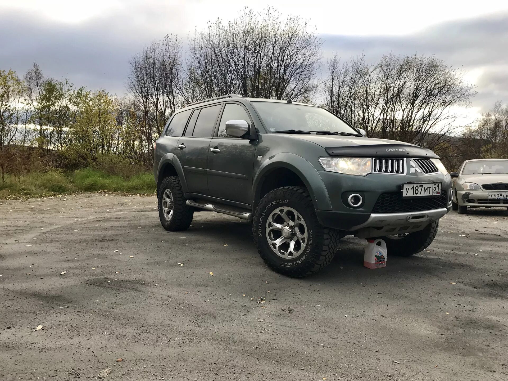 Мицубиси паджеро спорт москве. Mitsubishi Pajero Sport 2. Mitsubishi Pajero Sport 33 колеса. Мицубиси Паджеро спорт 3.2 2008. Mitsubishi Pajero Sport 2.5 2003.