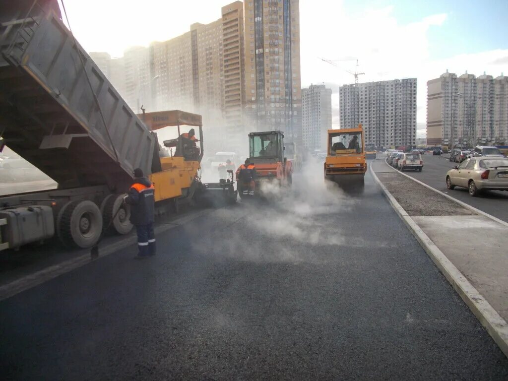 Асфальтирование тротуаров москва. Стройка дороги. Асфальтирование. Асфальтирование дорог. Укладывают асфальт.