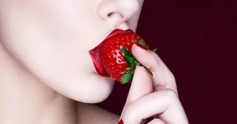 Она с клубникой