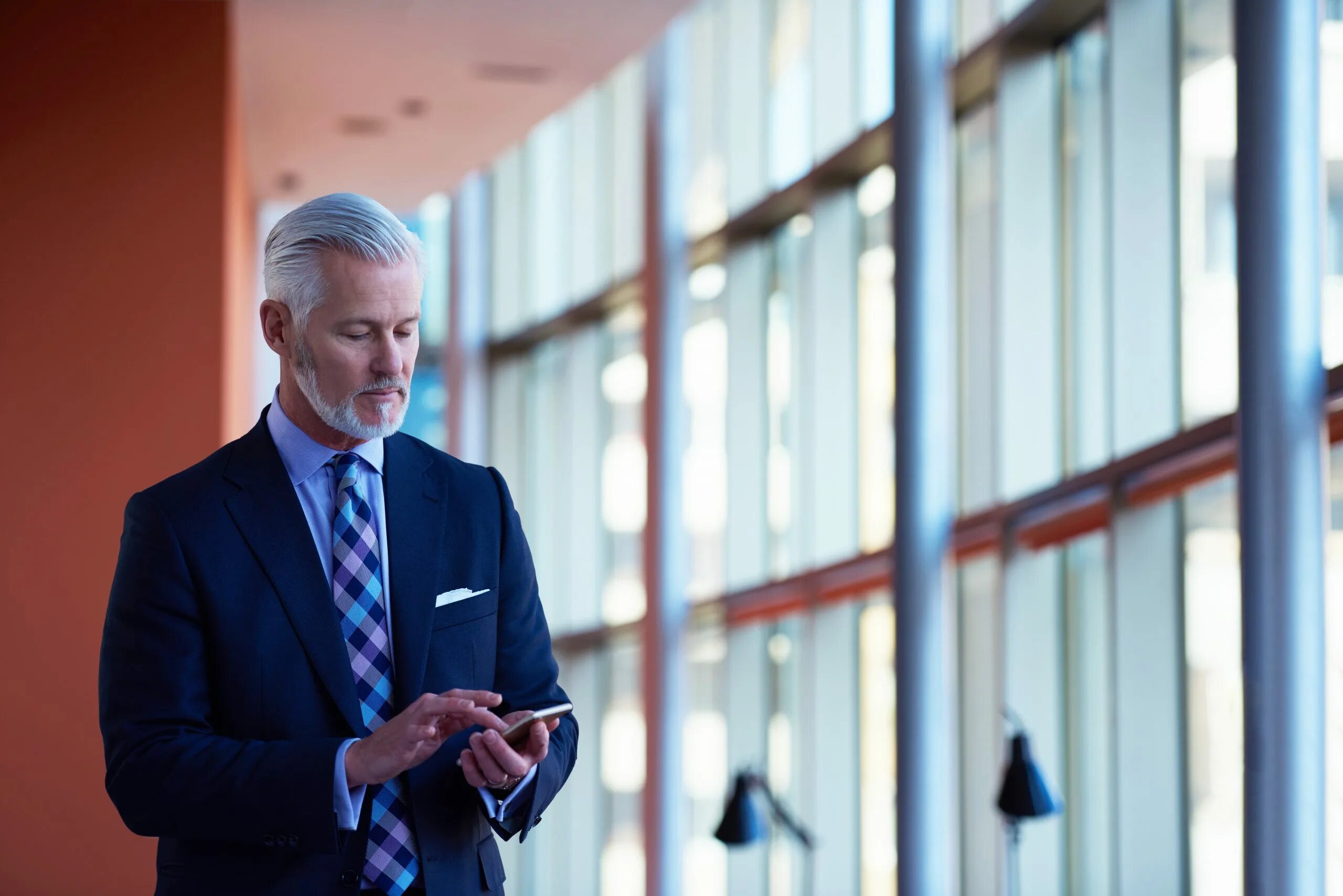 президенты за ноутбуком. молодые бизнесмены. успешный мужчина. мужчина бизнесмен. серьезный целеустремленный.