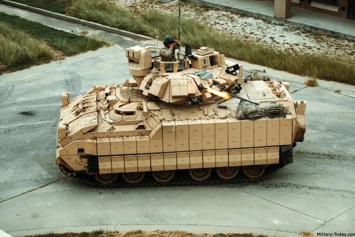 M3 bradley. БМП м2а2 Брэдли. БМП m2 Bradley. БМП 2 Брэдли. Американская БМП Брэдли.