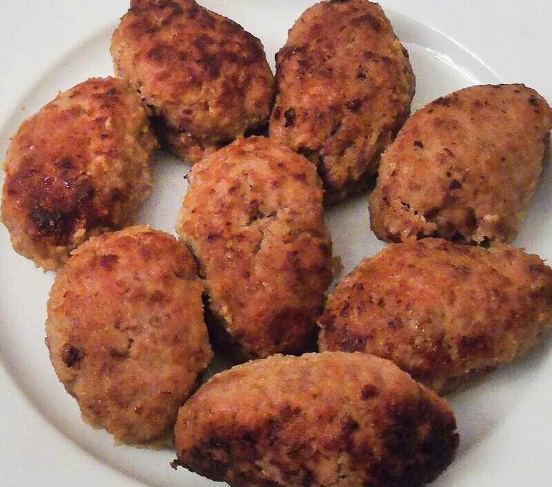 Советские котлеты с хлебом. Микояновские котлеты. рыбные котлеты из школьной столовой. школьные котлеты. котлетка в школьной столовой.