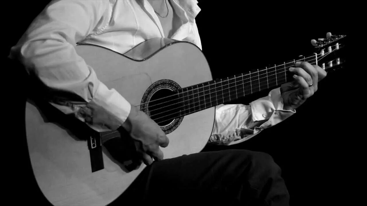 Испанские под гитару. Гитарист фламенко. Пако де Лусия испанский гитарист. Испанская гитара картинки. Испанская гитара на белом фоне.