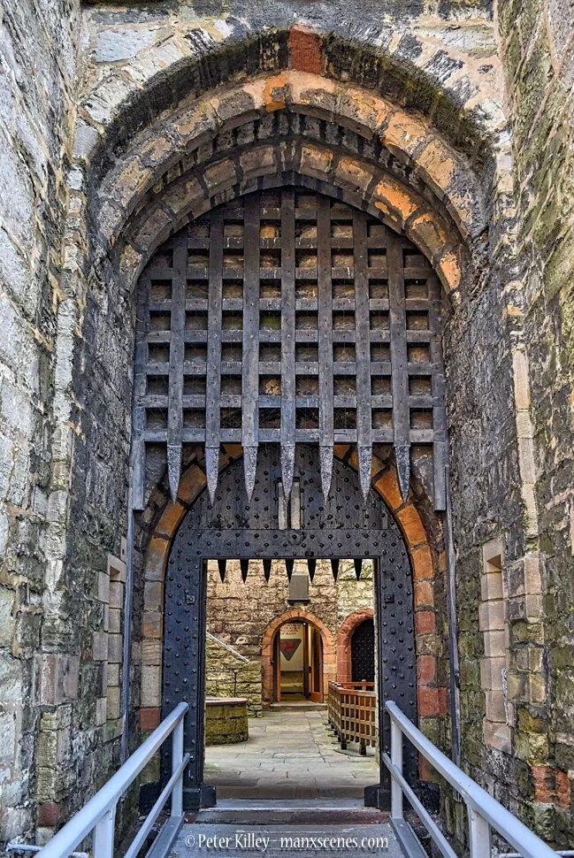 Открыть центральные ворота. Надвратная башня средневекового замка. Герса Порткуллис. Замок Корвинов врата. Касл-гейт.