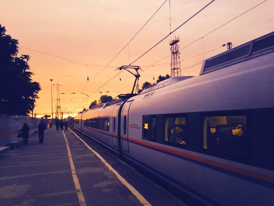 поезд сапсан питер. поезда в питере ночью. пассажирский локомотив эп2к двухэтажный. пассажирский поезд. поезда в питере ночью.