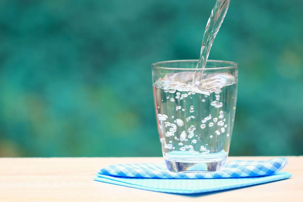 Четыре стакана воды. Стакан воды. Стаканчик с водой. Красивые стаканы для воды. Прозрачная вода в стакане.