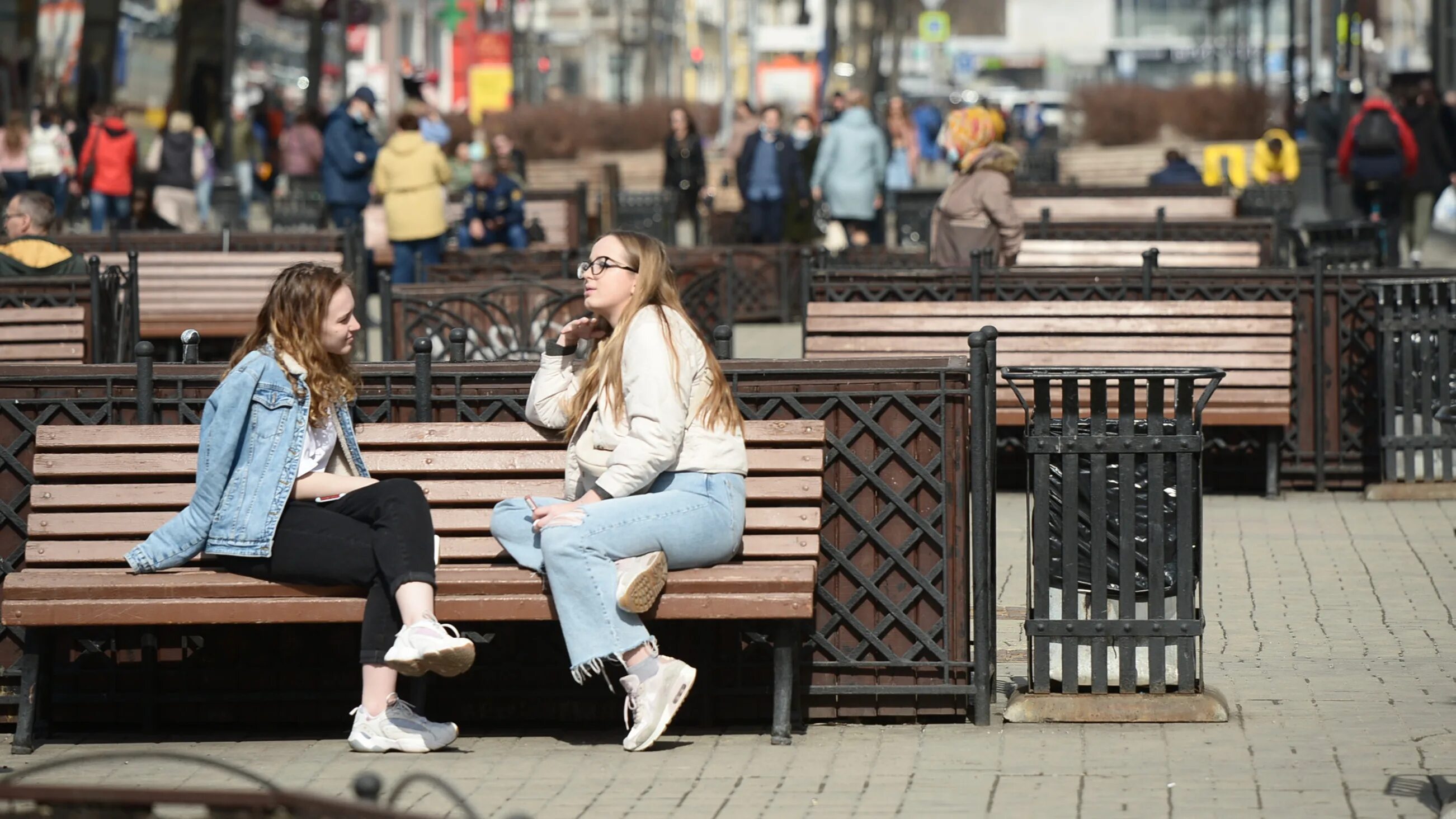 Какая погода в мае в екатеринбурге. Екатеринбург в мае. Екатеринбуржцы на улице. Май в Екатеринбурге фото. Жара в мае в Каменске.