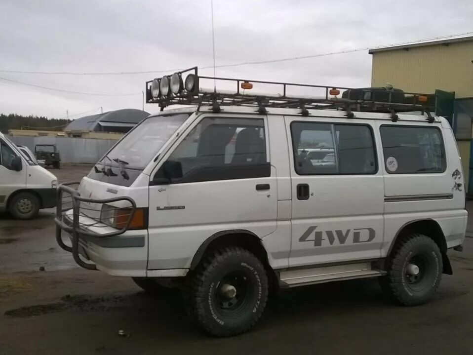 Купить делику левый руль. Mitsubishi Delica 4wd. Delica l400 левый руль. Митсубиси Делика 1987. Митсубиси Делика 4х4 левый руль.