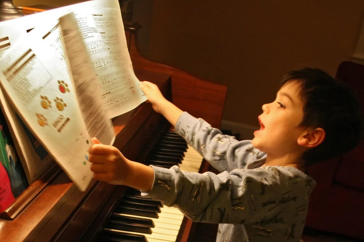 Занятие в музыкальной школе. Талантливый ученик. Дети в музыкальной школе. Музыкальное образование детей.