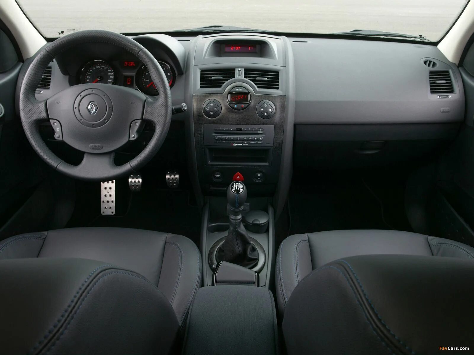 Renault Megane GT фотоальбом - автомобильный журнал Simplycars.ru