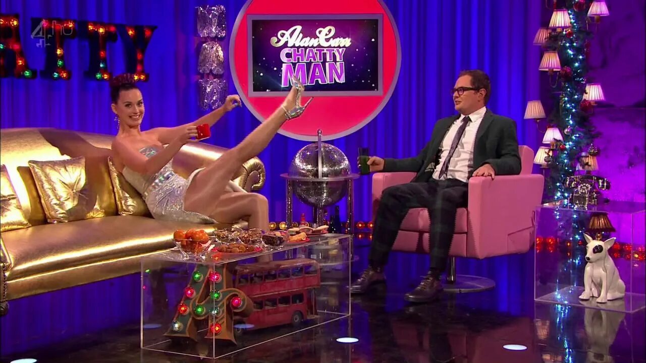 Show man show woman. Katy Perry alan Carr. Кэти Перри шоу. Alan Carr: Chatty man. Кэти Перри образцовый самец 2.