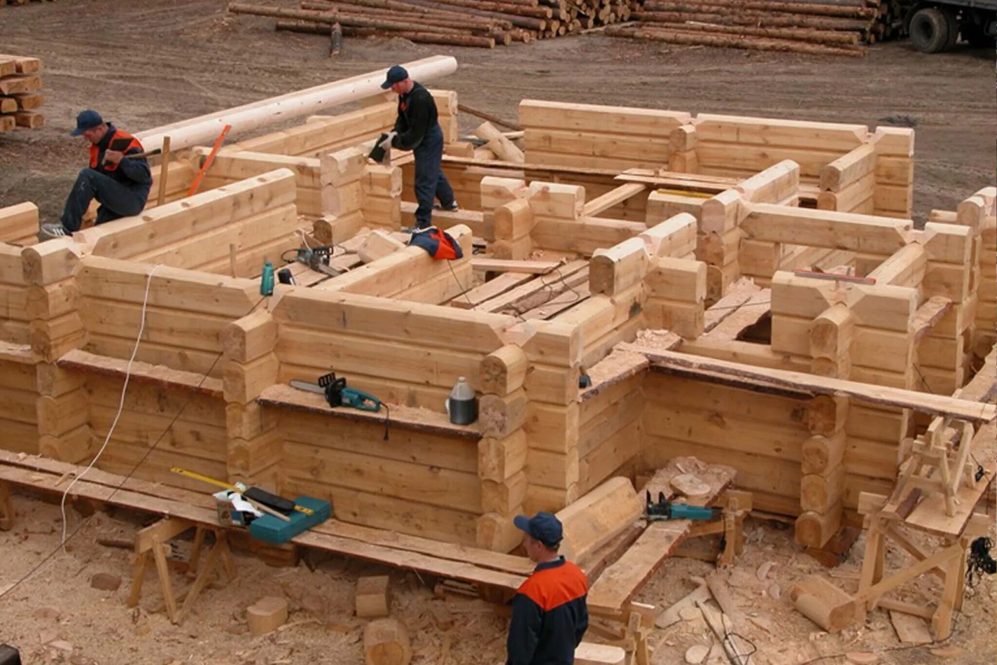 Собирать деревянные дома. Деревянное домостроение. Стройка деревянного дома. Стройка из дерева. Постройка деревянного дома.