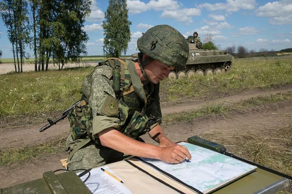 Лучшие военная связь. Войска связи. Военный Связист. Связист в армии. Связисты на учениях.