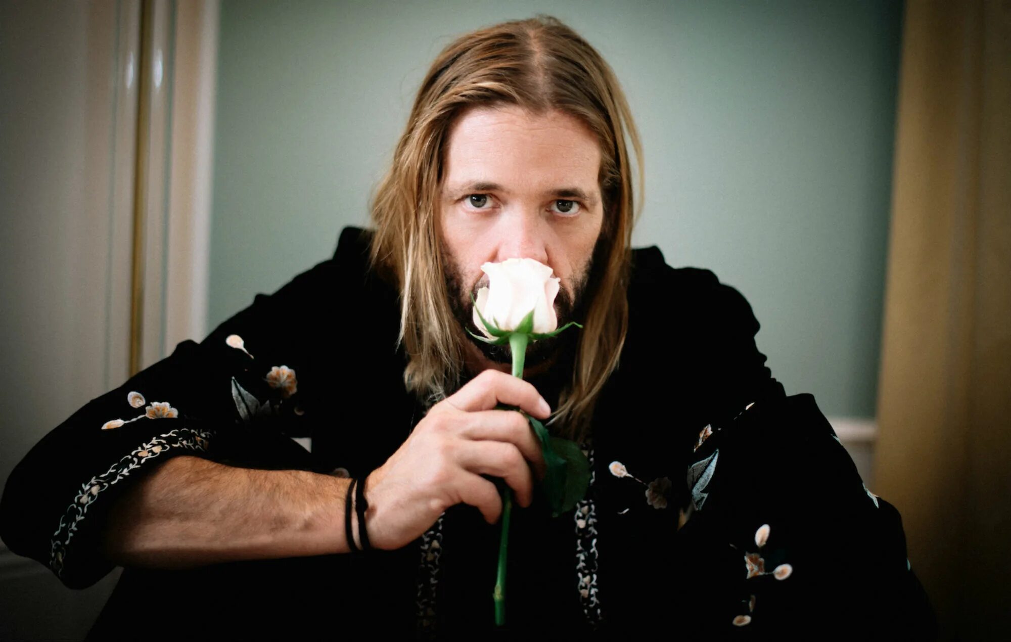 Taylor hawkins. Оливер тейлор хокинс. тейлор хокинс из foo fighters. foo fighters drummer. taylor hawkins rip.