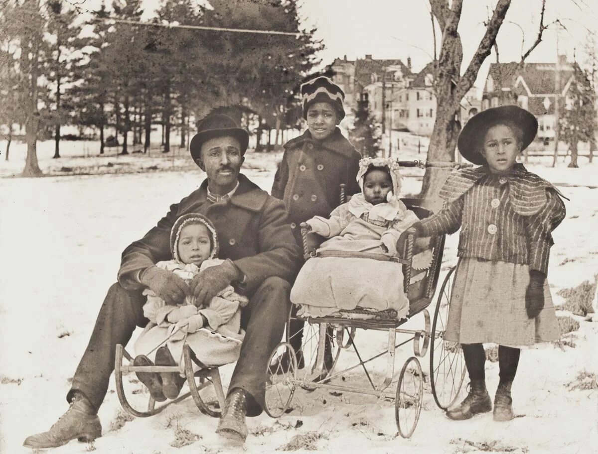 Старые фотографии. Старые семейные снимки. Старинная семья. Старинные фотографии семьи.