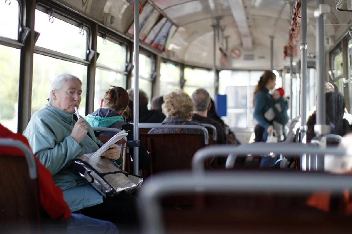 Пенсионеры в автобусе. Автобус. Пожилые люди в общественном транспорте. Люди в трамвае. Инвалид 1 группы в очереди