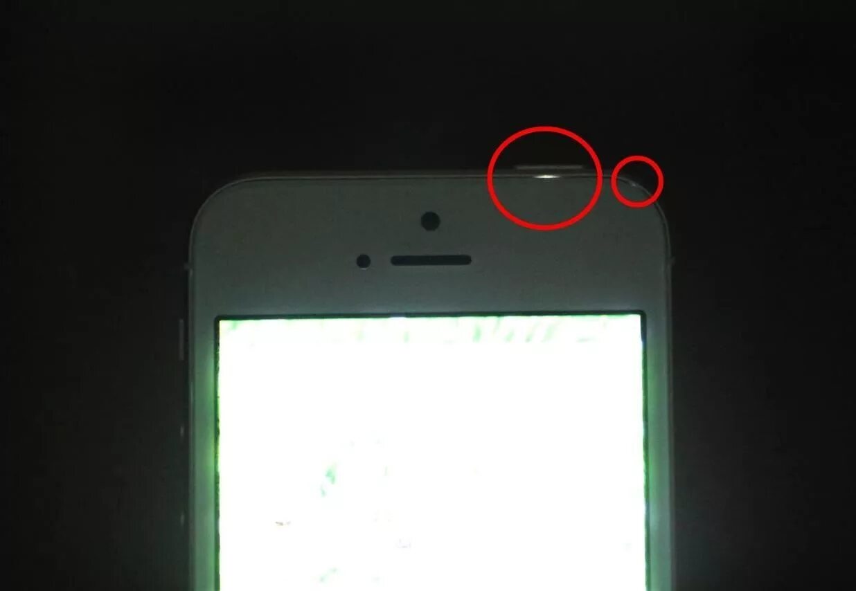 Под окном показалась еле заметная в темноте. Засветка экрана смартфона. Квадратики на экране айфона. Подсветка дисплея смартфона. Неравномерная подсветка экрана смартфона.