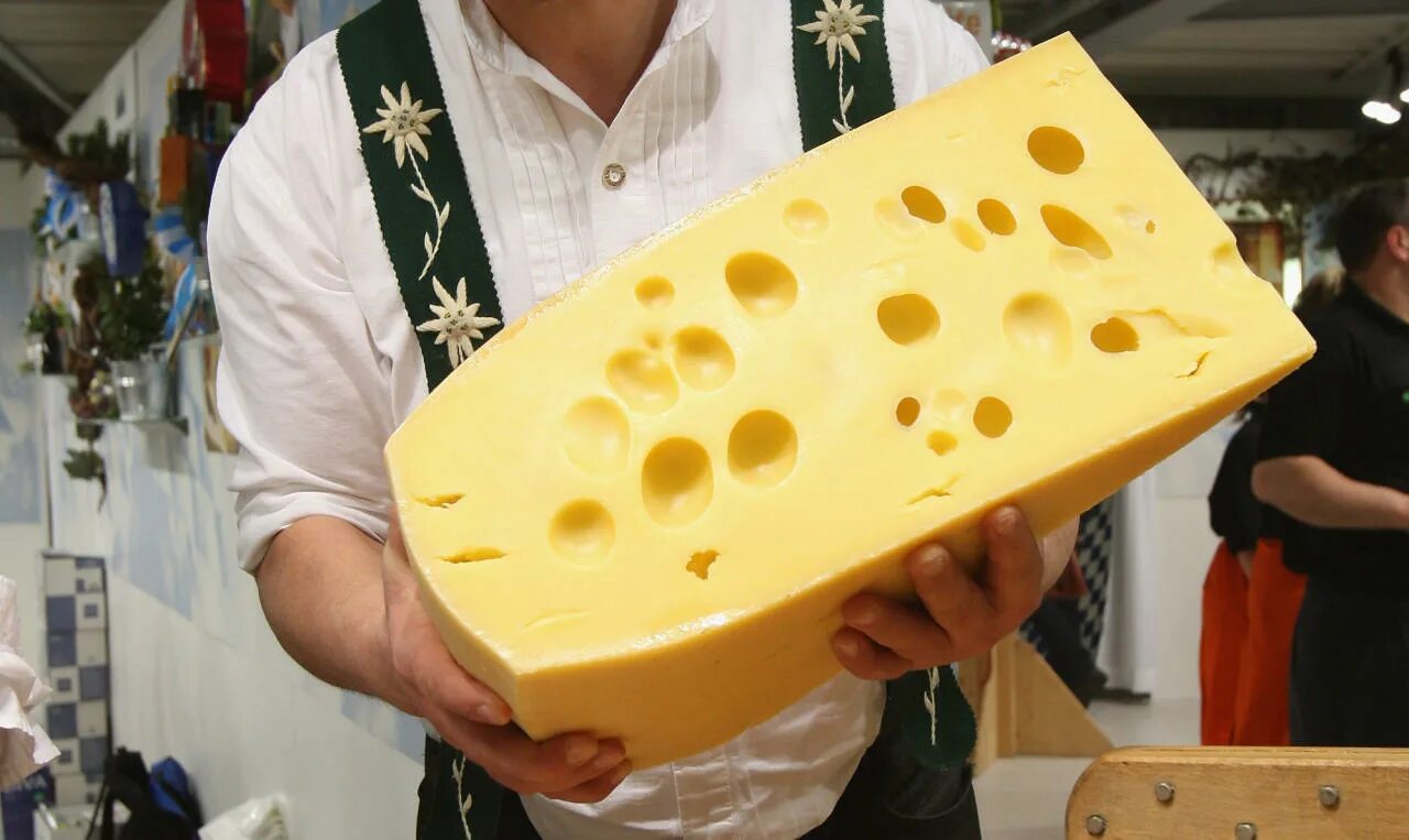 Эмменталь сыр Эмменталь. Сыр Эмменталь Швейцария. Королевский сыр Эмменталь. Сыр Эмменталь Кобрин.