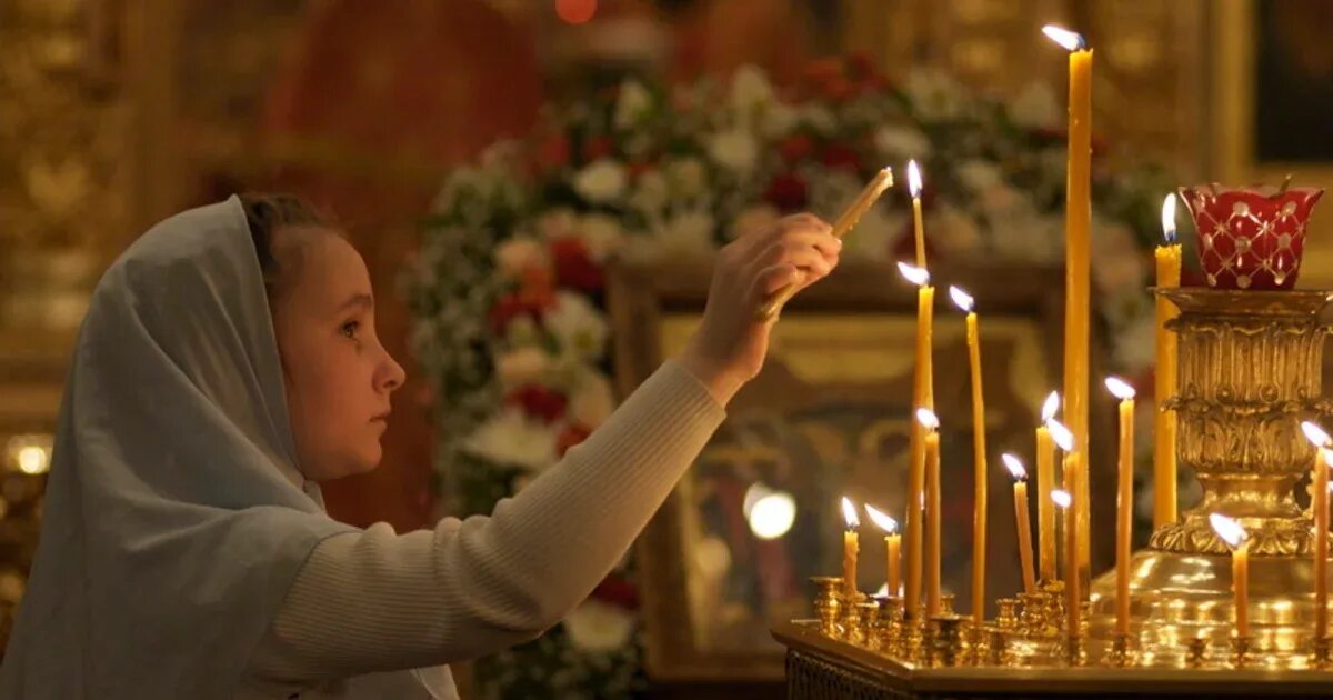 Мужчина ставит свечу. Девушка в храме. Свечи в церкви. Свечи в храме на Рождество. Дети в храме.