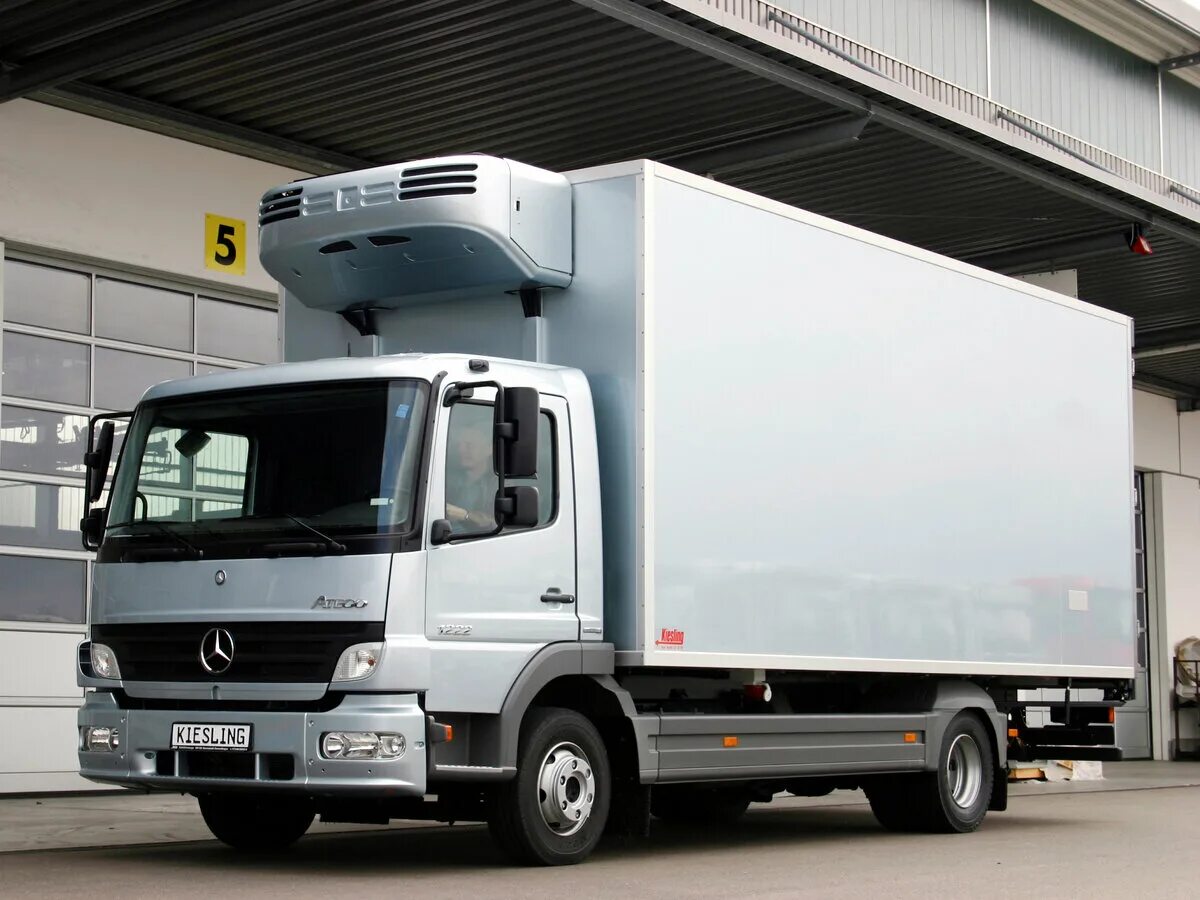 Грузовик перевозит 221 тонн. Mercedes-Benz Atego 1222. Мерседес Бенц Атего 1222. Грузовой-рефрижератор Mercedes-Benz Atego. Mercedes-Benz Atego 1222 грузовой фургон.