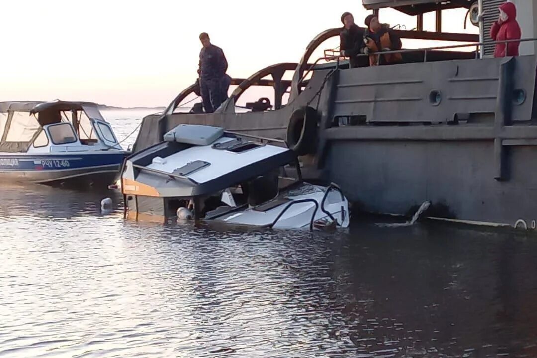 Катер врезался самара. Что произошло с баржей. Баржи амур. Буксировка баржи двойной тягой. Столкновение катеров.