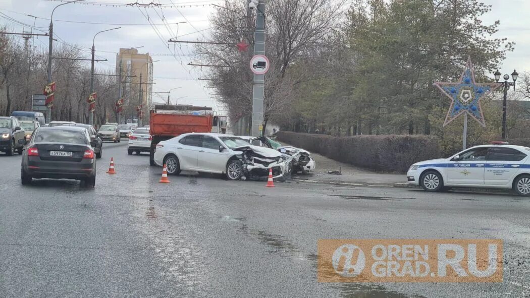 Полный контакт 28.03 2024. ДТП Оренбург проспект Победы. Авария на пр Победы Оренбург. Авария в Оренбурге вчера на победе.