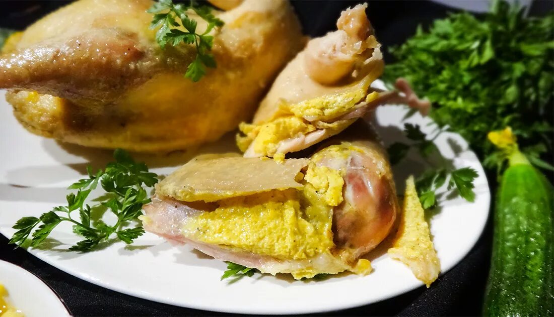 Как приготовить курицу с яйцом. Тутырлган таук фаршированная курица. тутырган таук татарское блюдо. тутырган-таук (курица, фаршированная яйцом и молоком).. курица фаршированная яйцами.