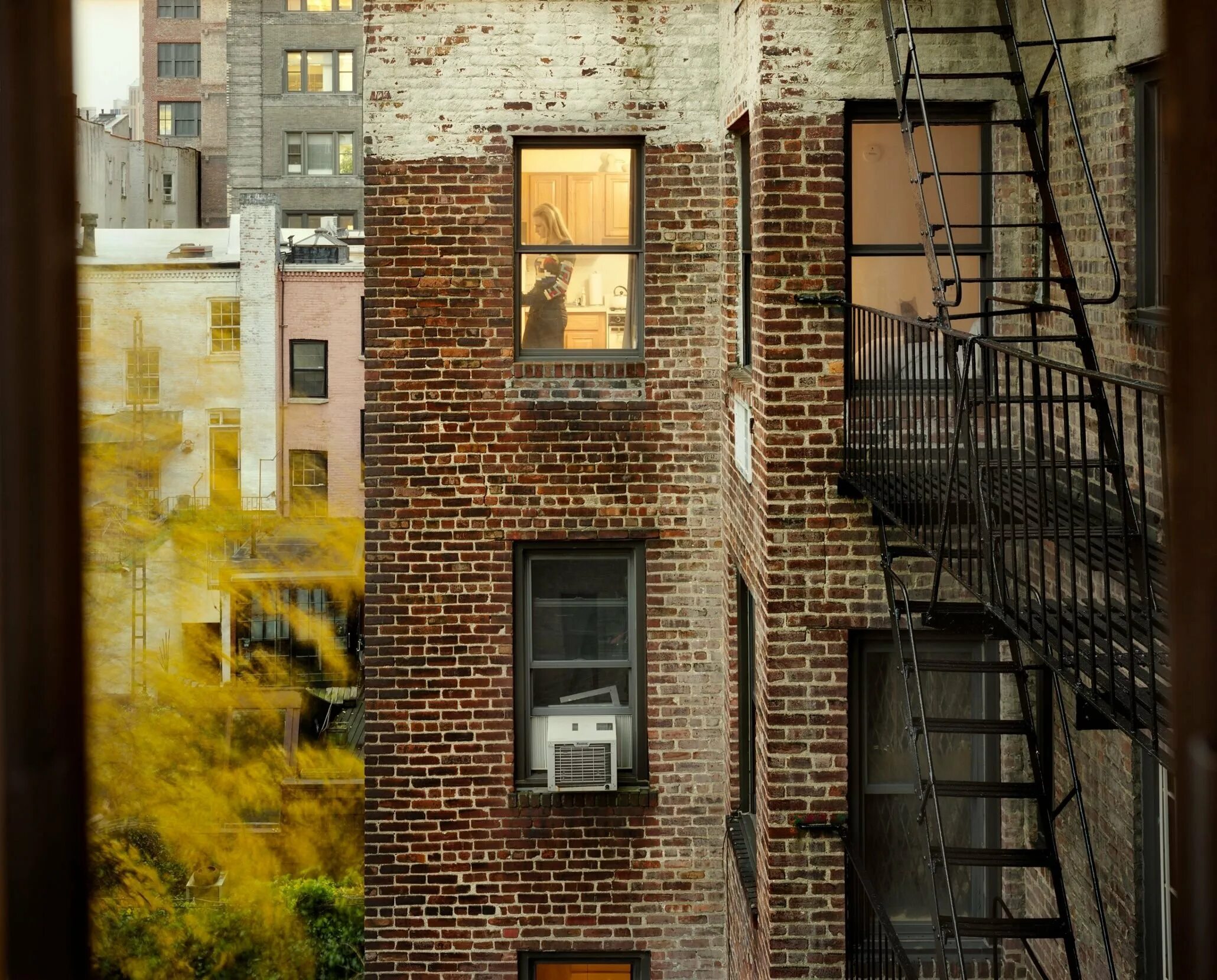 Соседка дома без. Нью Йорк Манхэттен кирпичные фасады крыша. Кирпичные многоэтажки в Нью-Йорке.