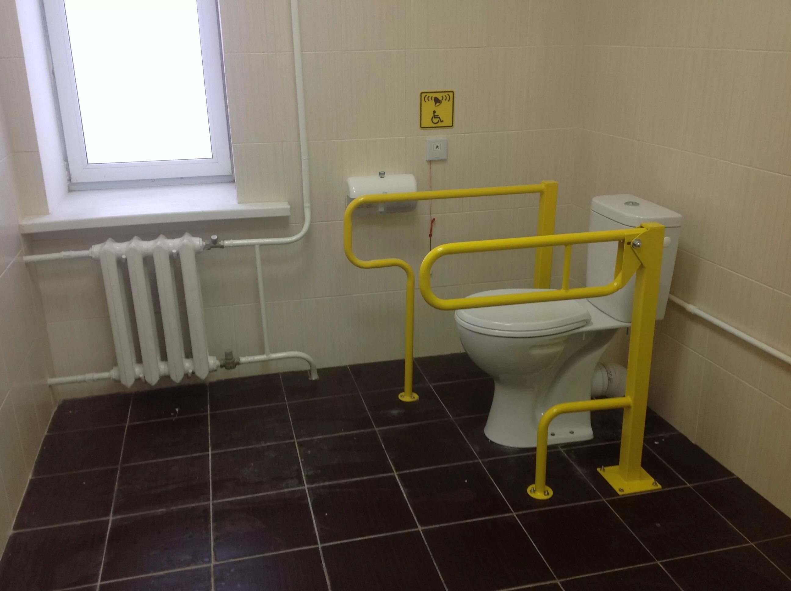 Туалеты должны быть оборудованы. Санитарно-гигиенические помещения для МГН. Санитарно-гигиеническая комната доступная для МГН. Доступная среда санузел для инвалидов. Тсан узел ждя инвалидов.