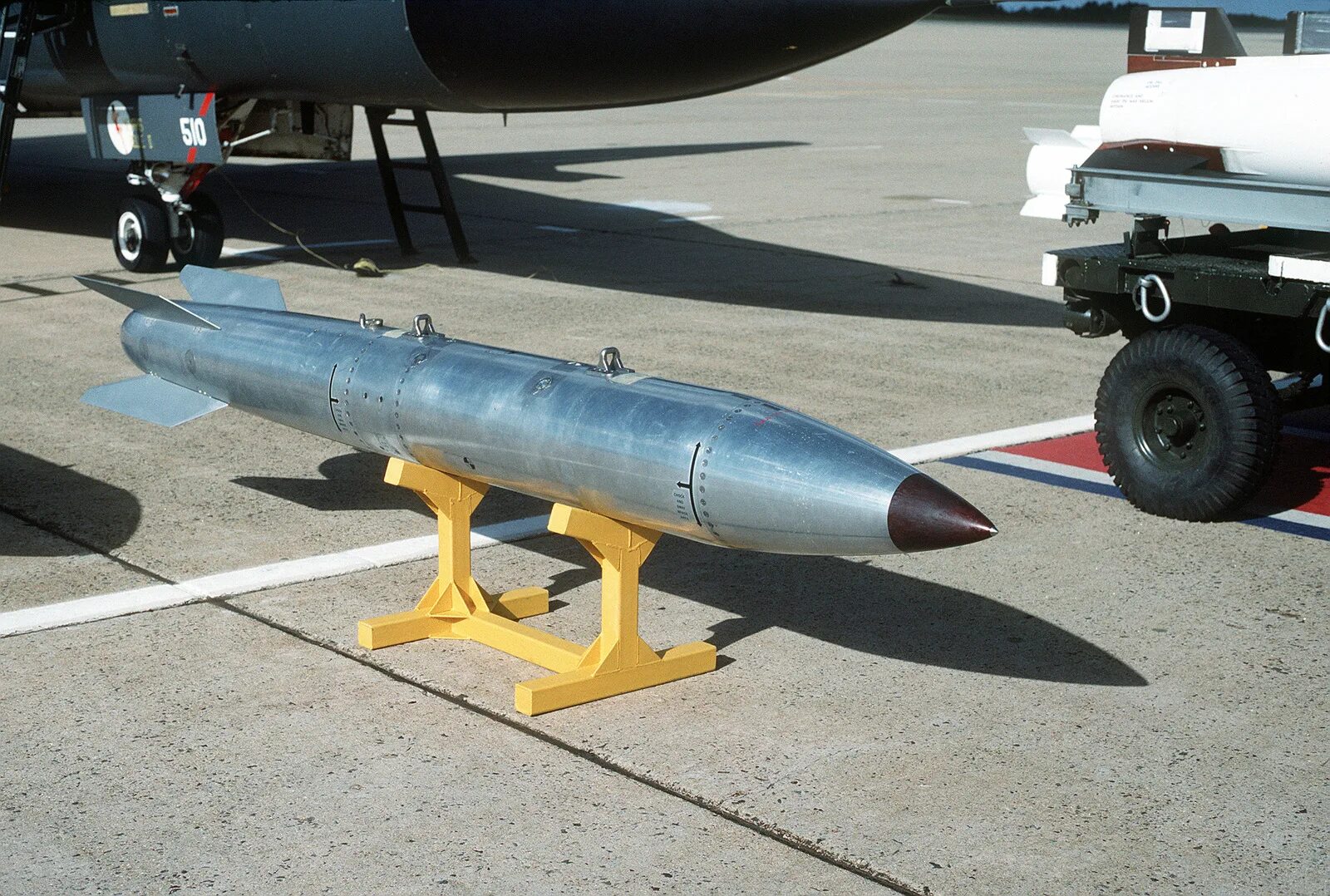 Б 61 11. B61 ядерное оружие. Американская атомная бомба b61. 61 Бомба. В-61 ядерная бомба.