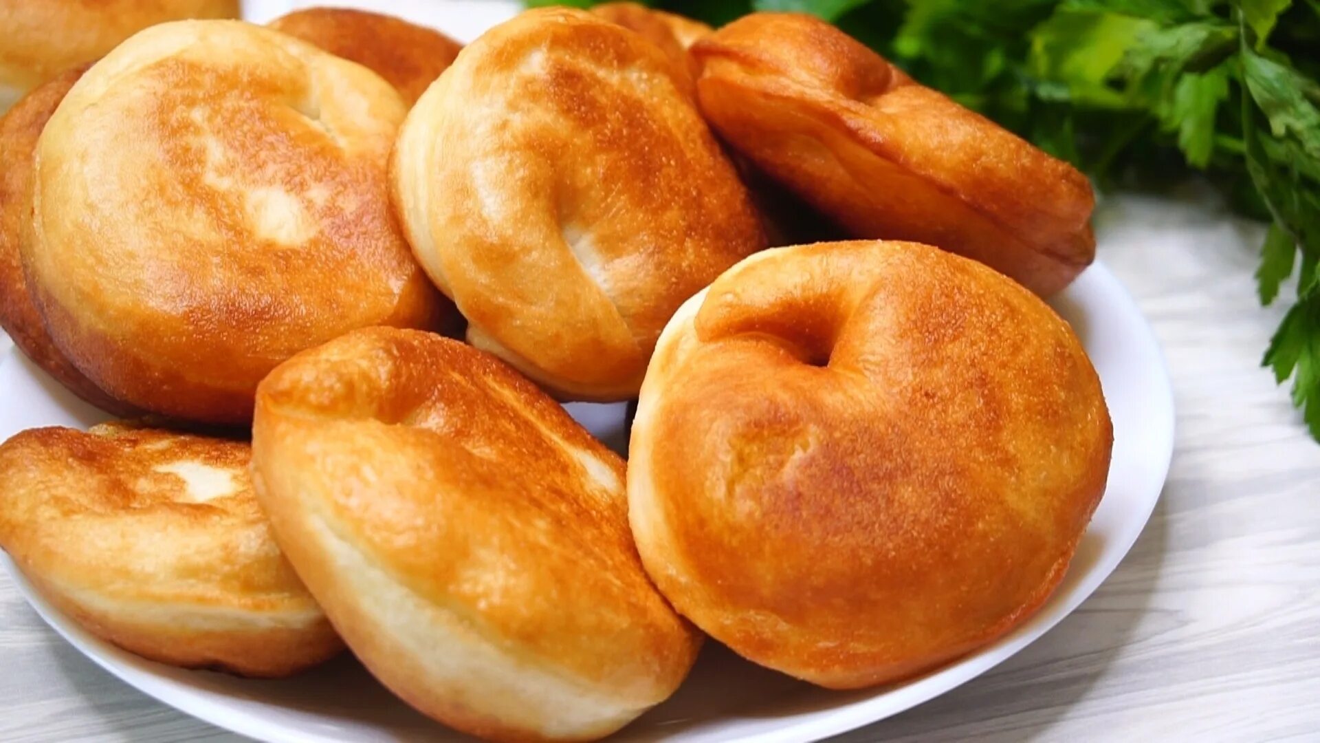 тесто для жареных пирожков на сухих. быстрое тесто для жарки на сковороде. быстрое тесто для жарки на сковороде. тесто на пирожки. пышные жареные пирожки.