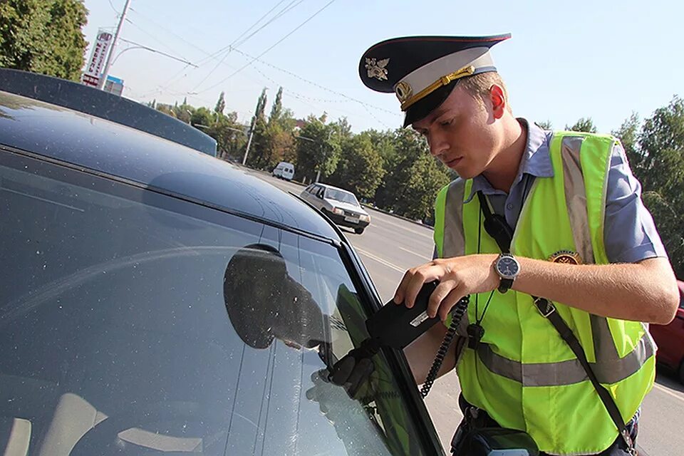 Сотрудник гибдд. Сотрудник гибдд. Как называется гаишник. Инспектор гибдд. Полицейский на дороге.
