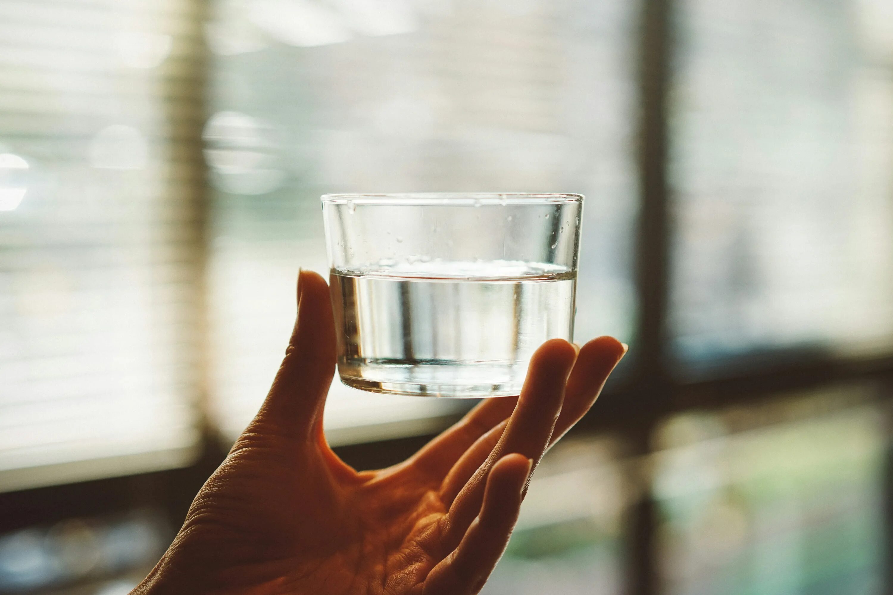 Включи стакан воды. Стакан воды. Красивые стаканы для воды. Стакан чистой воды. Стакан воды на столе.