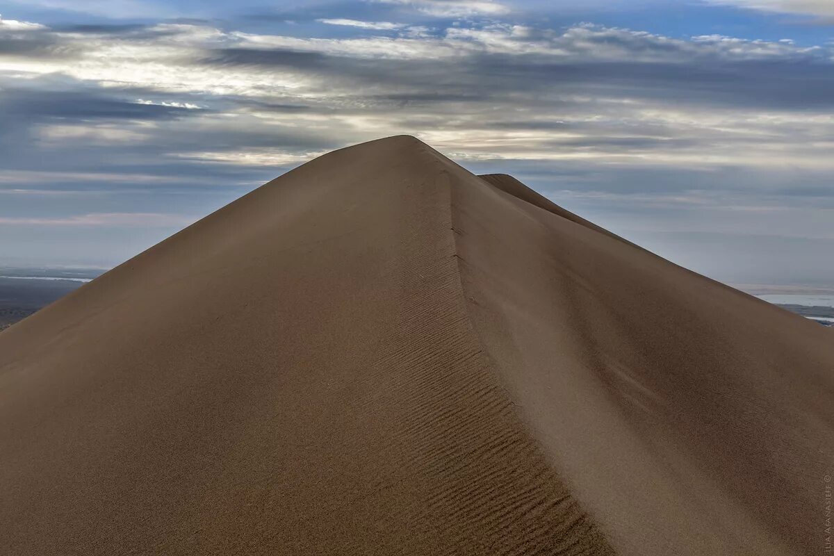 песчаных гор. пирамидные дюны. каменистая пустыня гоби. песчаный бархан сарыкум. песчаных гор.