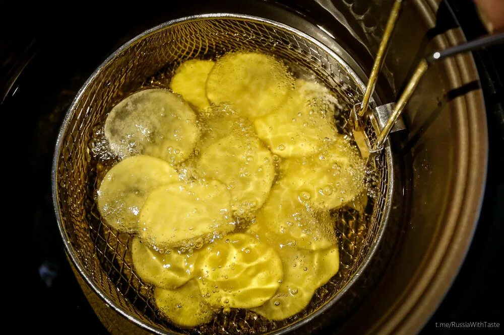 чипсы домашнего приготовления. чипсы полуфабрикат. чипсы в масле. чипсы в масле. фритюр для приготовления чипсов.