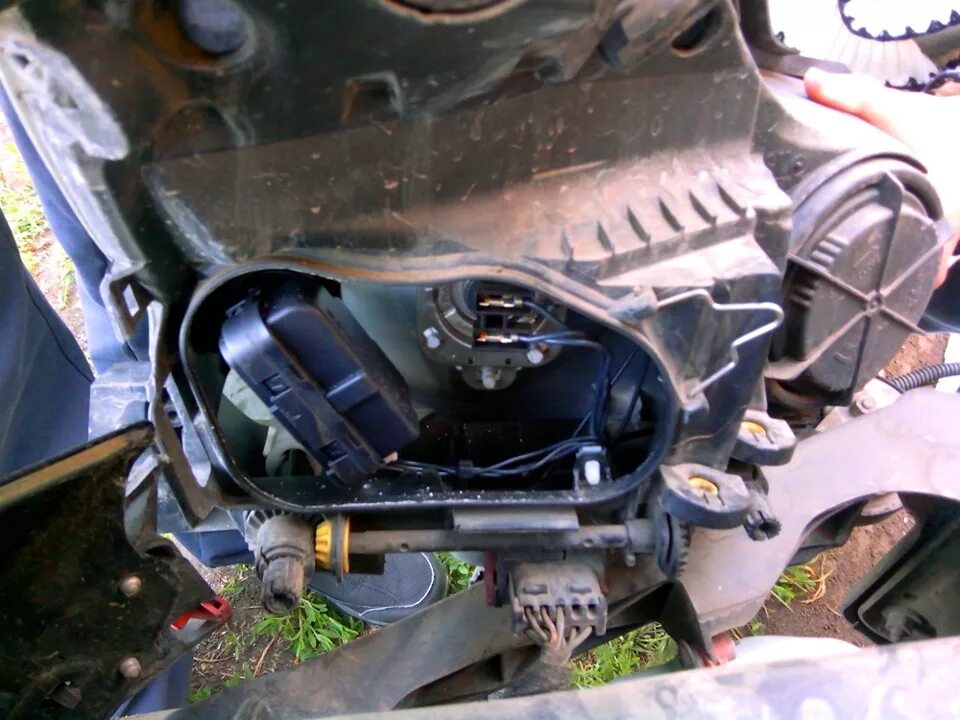 Замена левой лампы ближнего света H7 Corsa D - Opel Corsa D, 1,4 л, 2008 года эл