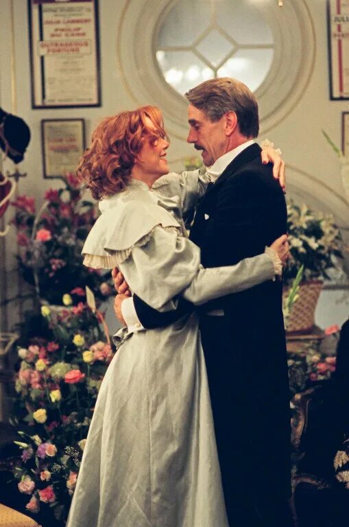 Аннетт бенинг театр 2004. Театр моэм экранизации. Театр моэм экранизации. Фильм театр джулия ламберт. Джулия ламберт театр 2004.