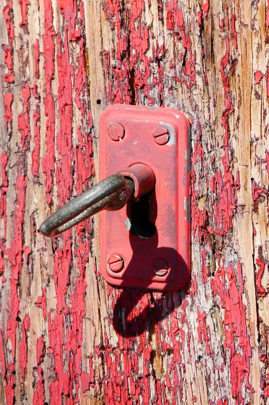 Замок красками. Дверь с облупившейся краской. Ключ красный дверной. Защелки заржавевшие. Closed keys
