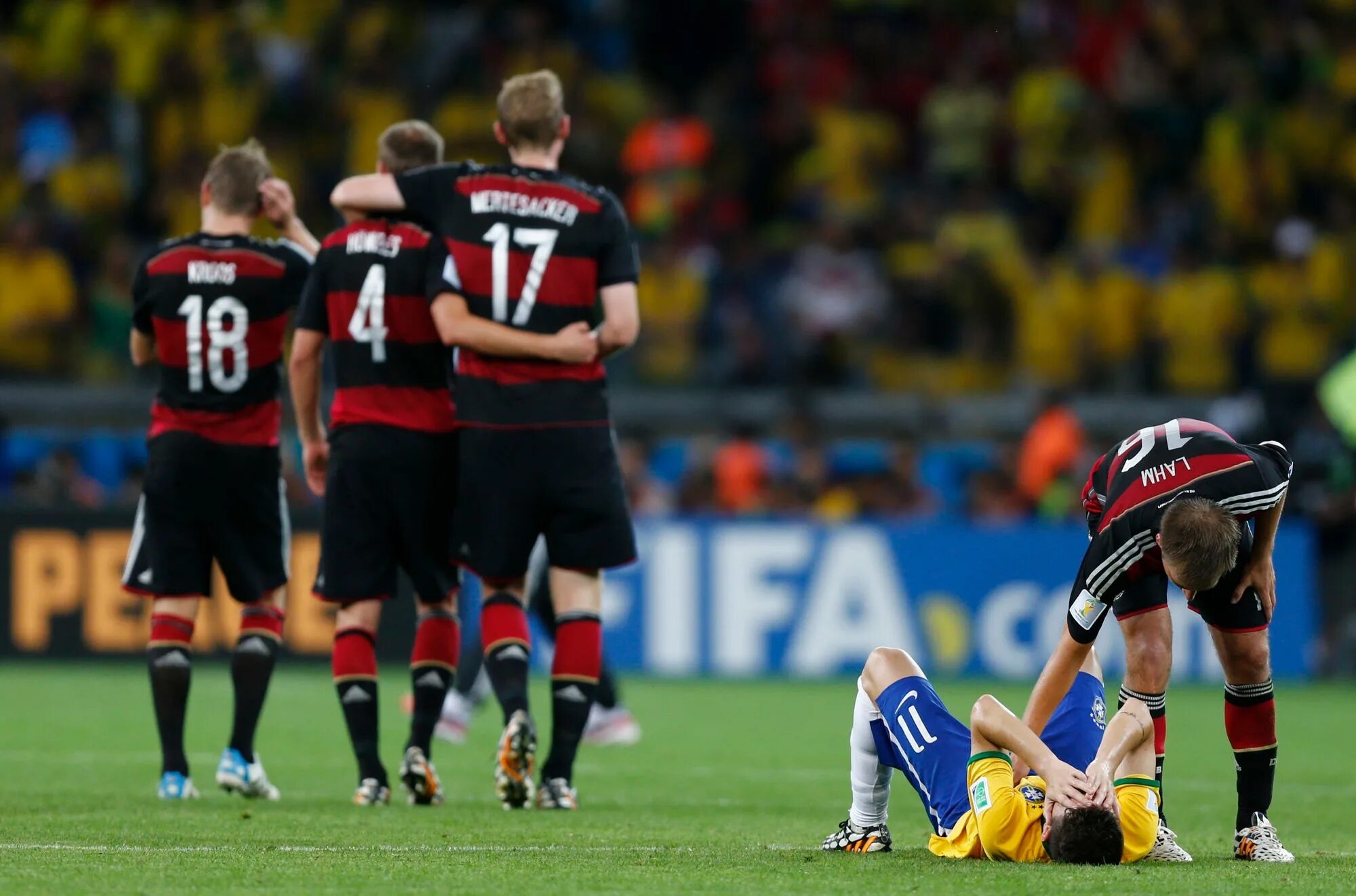 Германия 1 июля. Бразилия Германия 1-7. 2014 Год полуфинал Германия Бразилия. Бразилия проиграла Германии 1-7. ЧМ 2014 Германия Бразилия 7:1.