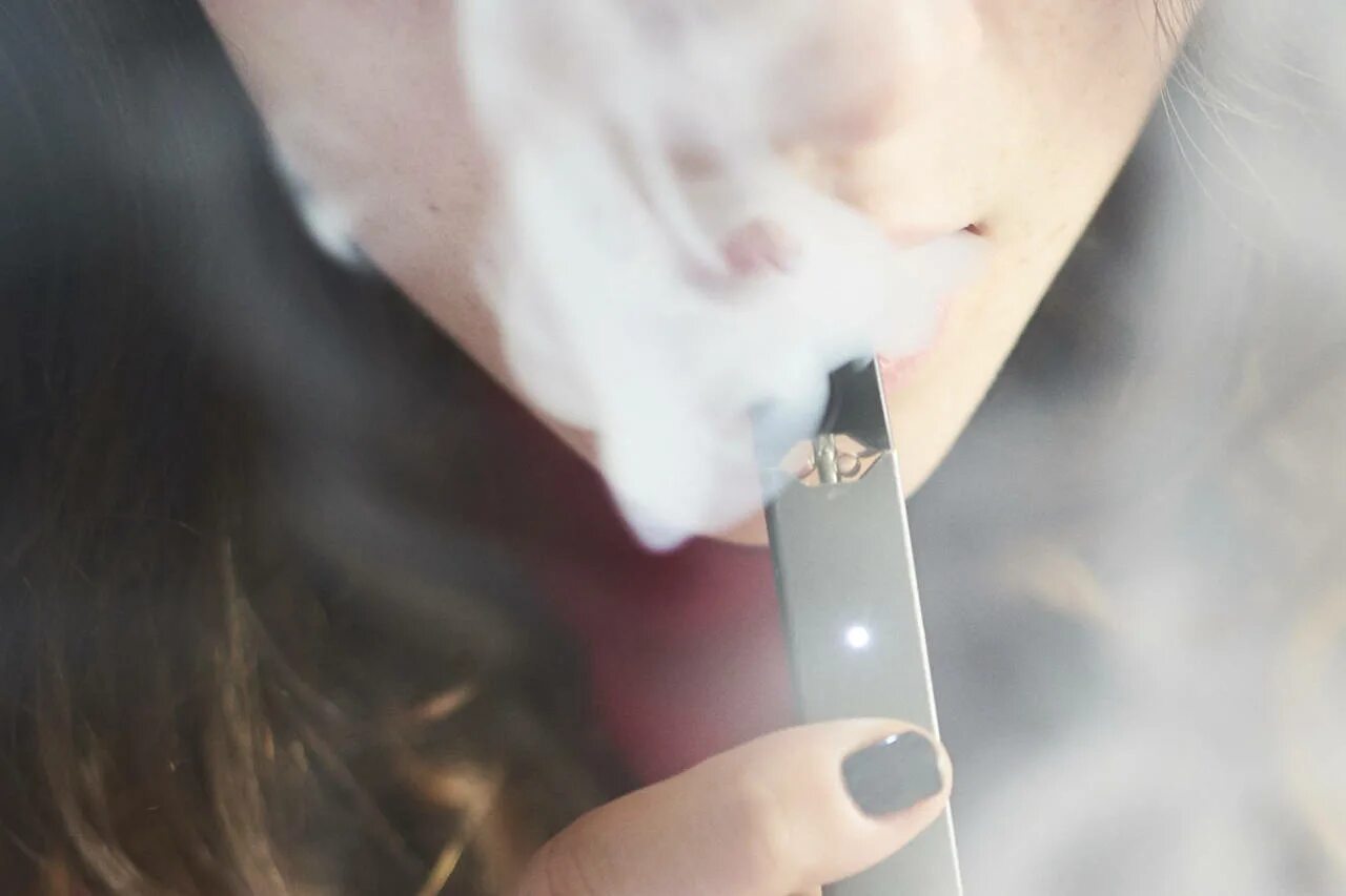 Девушка с электронной сигаретой. Девушка курит Джул. Закуривает сигарету без лица. Электронные сигареты и подростки.