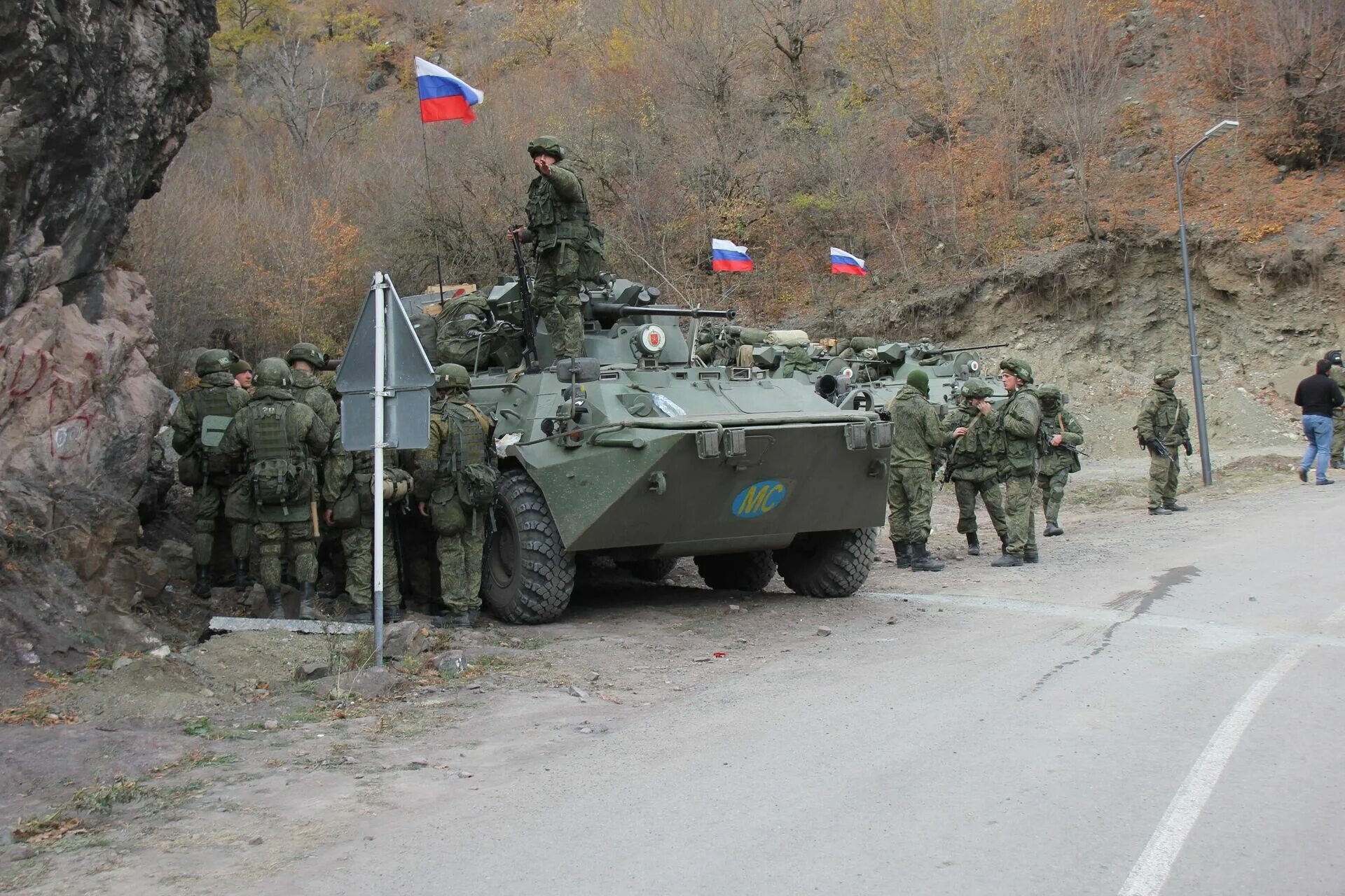 Сколько российских миротворцев в карабахе. Миротворцы Нагорном Карабахе 2020 российские миротворцы. Степанакерт Нагорный Карабах миротворцы. Российские миротворцы в Нагорном Карабахе. Русские миротворцы в Карабахе 2020.